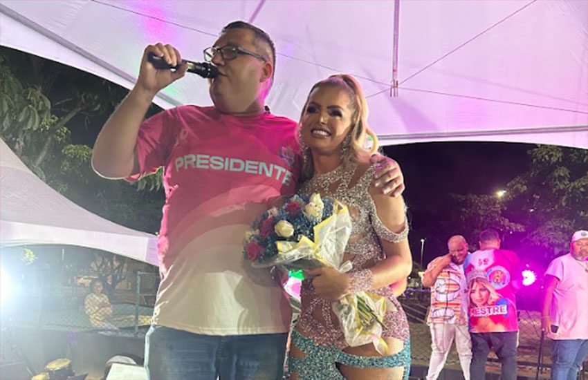 Apresentação da rainha de bateria Thalita Zampirolli ao lado do presidente da Chegou