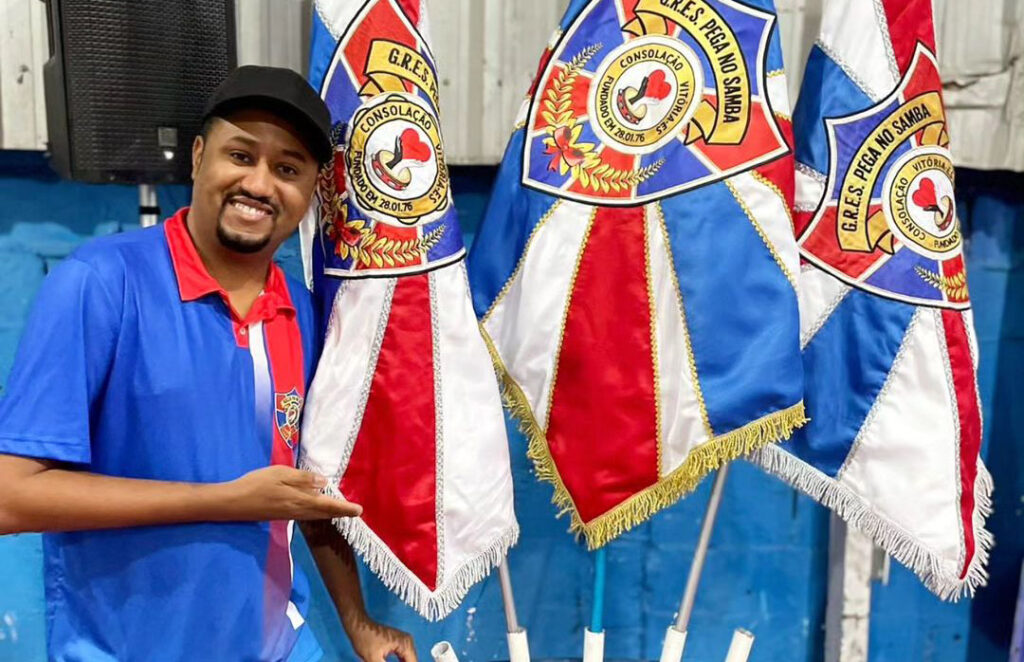 Jorge Mayko ao lado dos pavilhões do Pega no Samba.