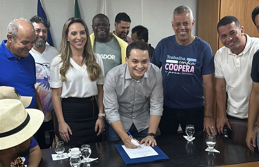 Prefeito Lorenzo Pazolini e vice-prefeita Cris Samorini assinam termo de fomento do Carnaval