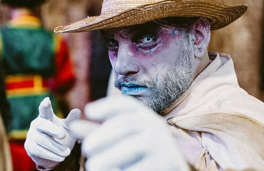 Marcelo Braga, carnavalesco da Jucutuquara para o Carnaval de Vitória 2026, na comissão de frente da Rosas de Ouro em 2025.