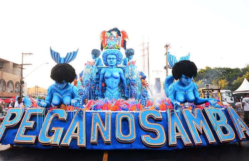 Abre-alas do Pega no Samba no Carnaval de Vitória 2025. A escola terminou a apuração na segunda colocação.