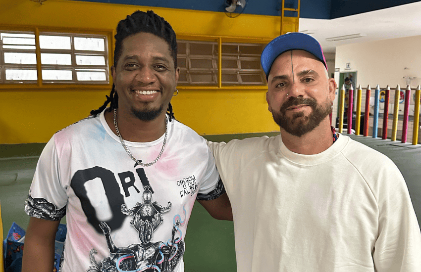 Osmar Filho (esquerda), enredista e Roberto Monteiro carnavalesco da Chegou O Que Faltava para o Carnaval de Vitória 2026