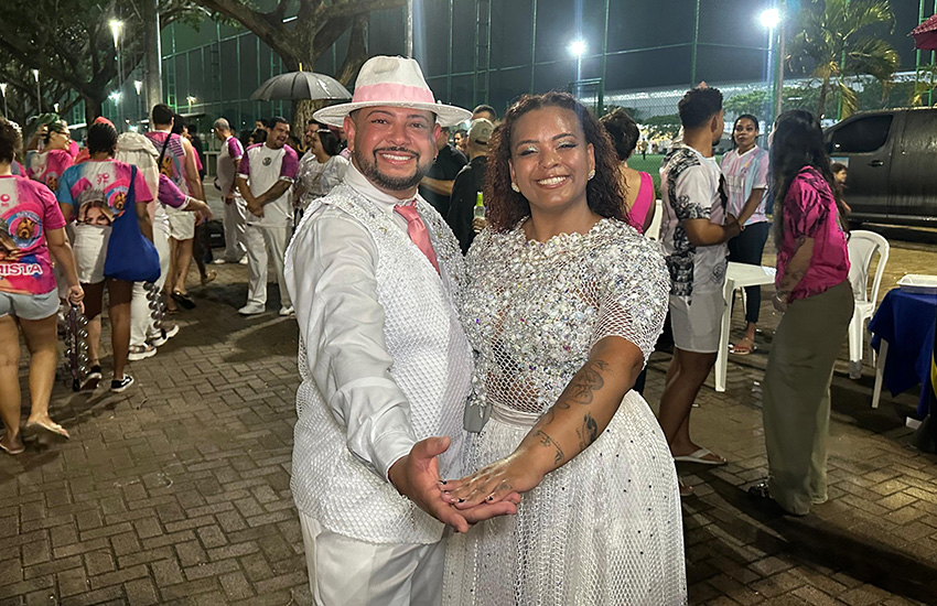 Chuva batiza estreia de Vini Couti como primeiro mestre-sala da Chegou
