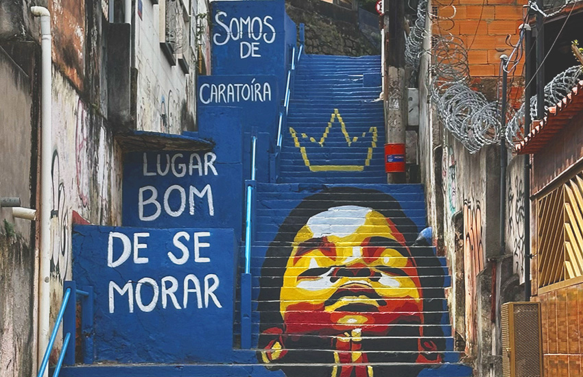 Trecho de samba da Novo Império é eternizado em escadaria do Caratoíra