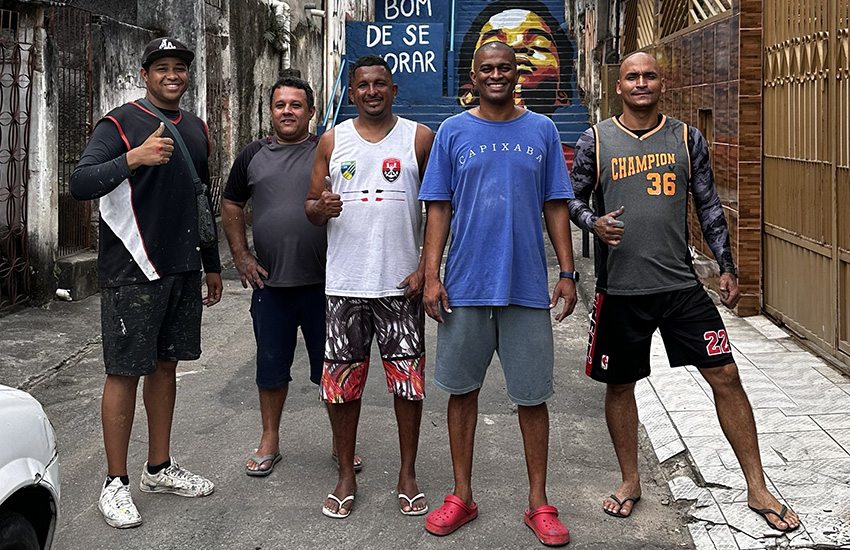 @nicogdt, Ricardo, Kleber, Leandro e Tiago pintaram o samba da Novo Império na escadaria do Caratoíra